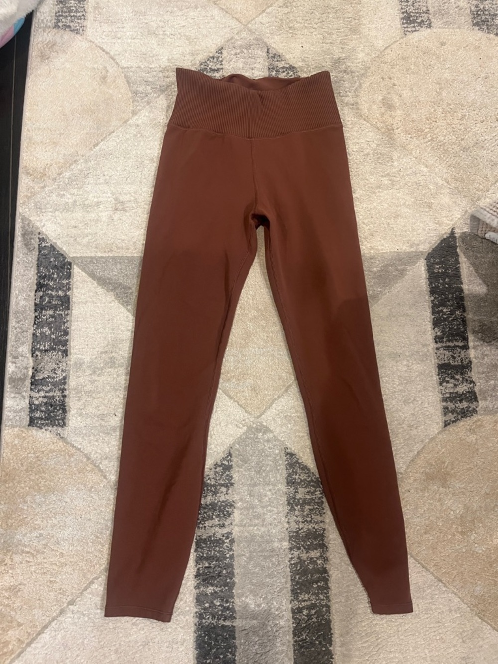 Vuori High-Waist Leggings in Dark Brown